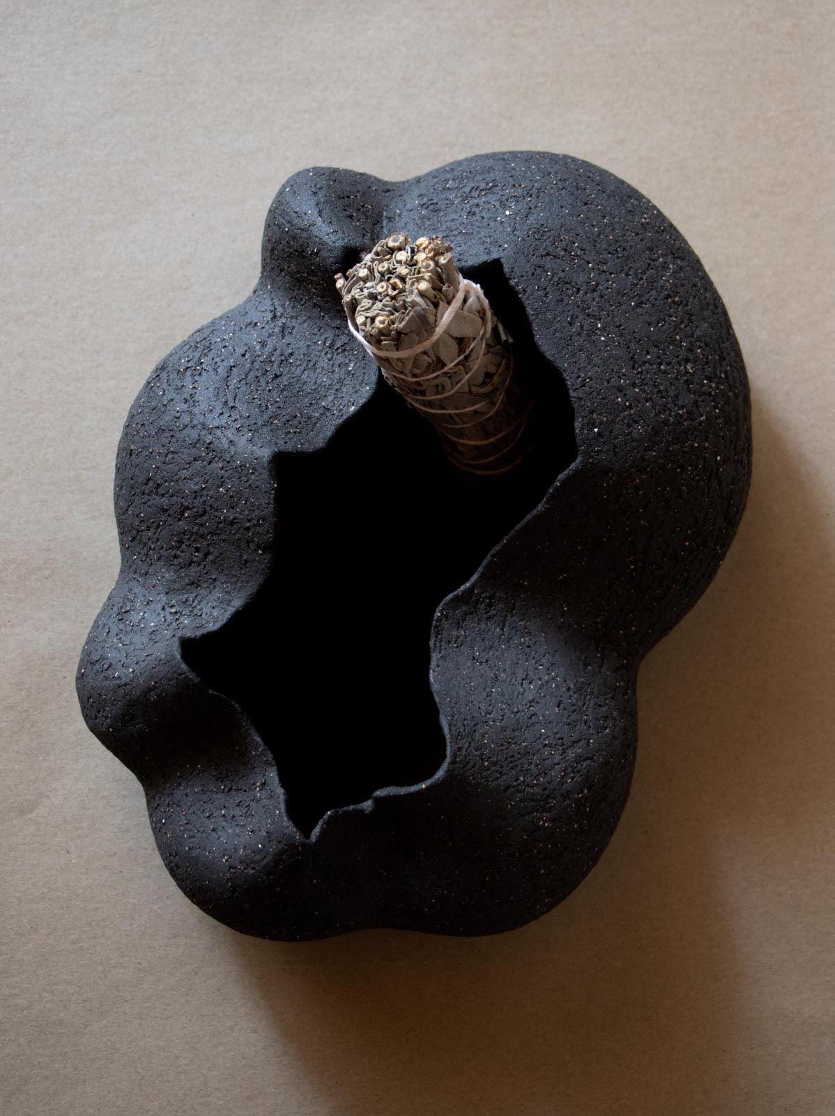 ClaireLune Ištar II scultura nera grès 25 cm pezzo unico