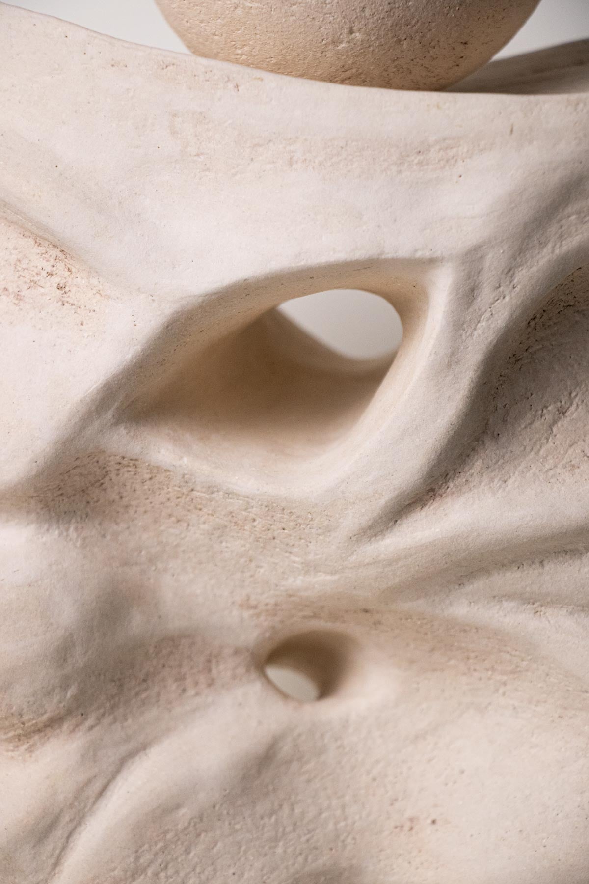 ClaireLune Limen Untitled V scultura gres crema 35 cm pezzo unico