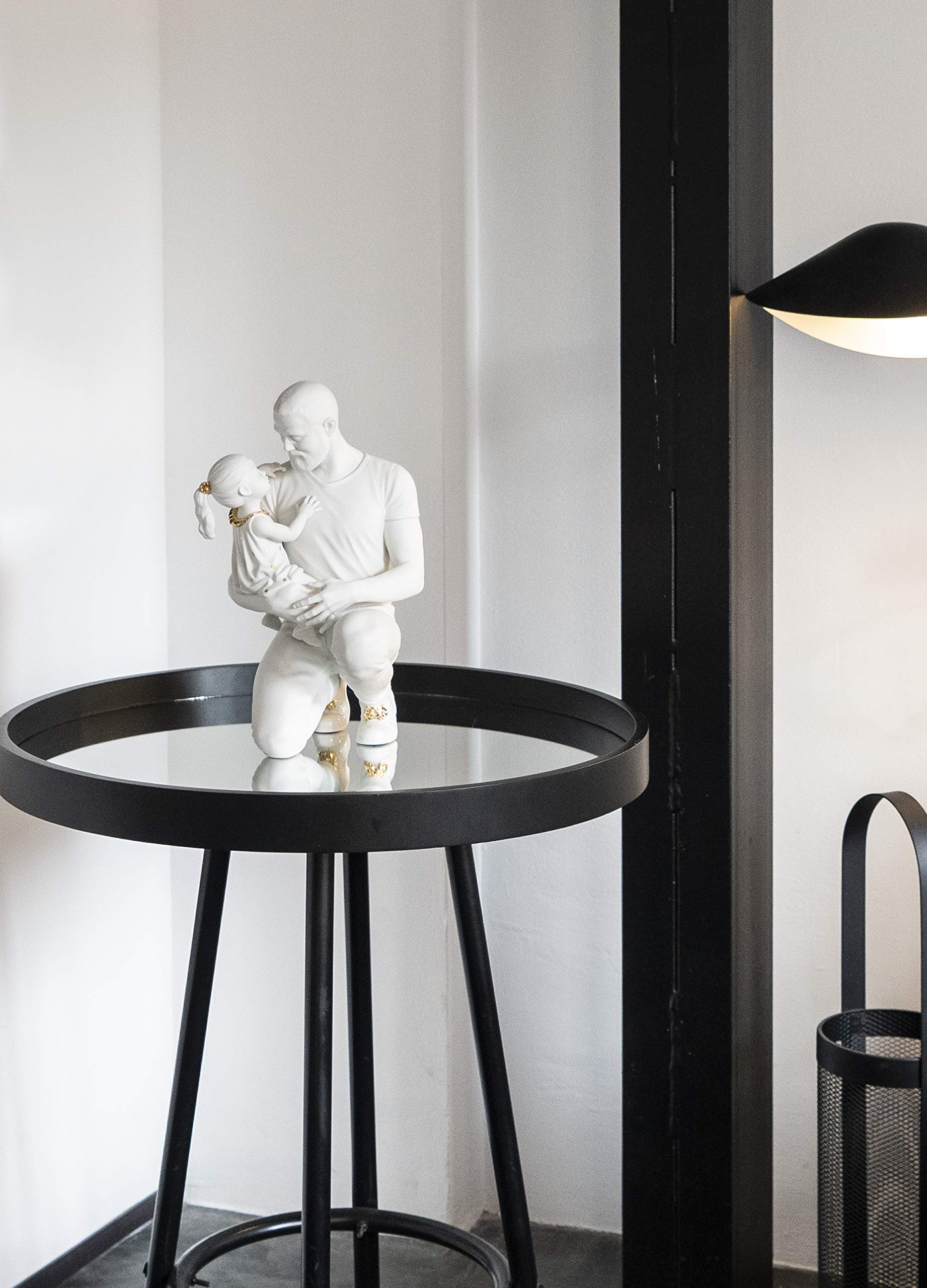 Lladró Tra le Braccia di Papà Scultura Bianco e Oro