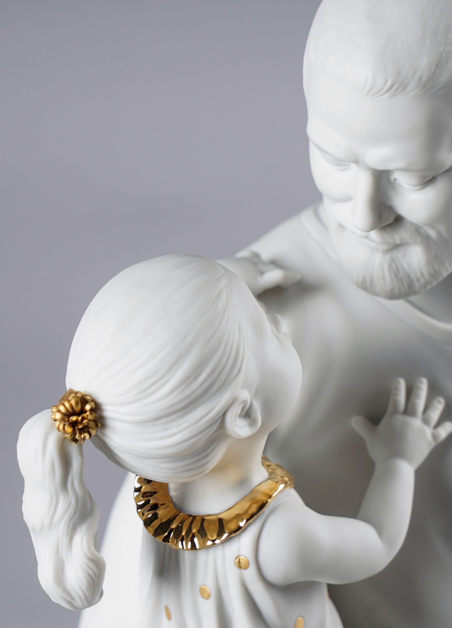 Lladró Tra le Braccia di Papà Scultura Bianco e Oro