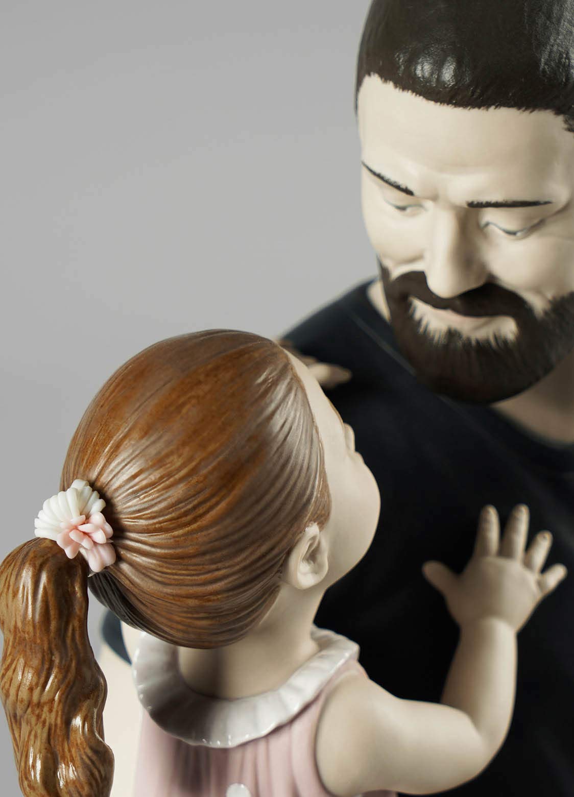 Lladró Tra le Braccia di Papà Scultura in Porcellana