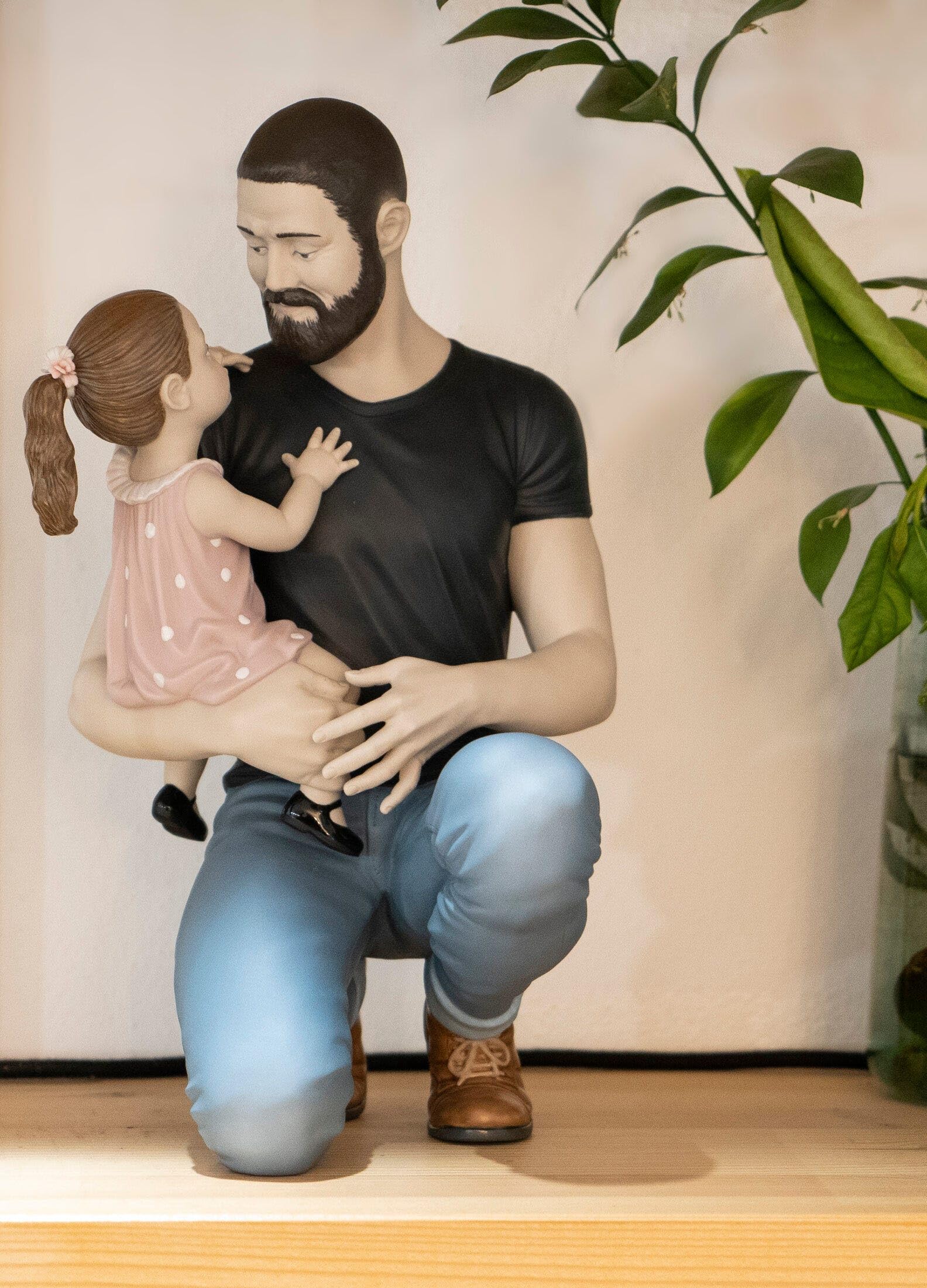 Lladró Tra le Braccia di Papà Scultura in Porcellana