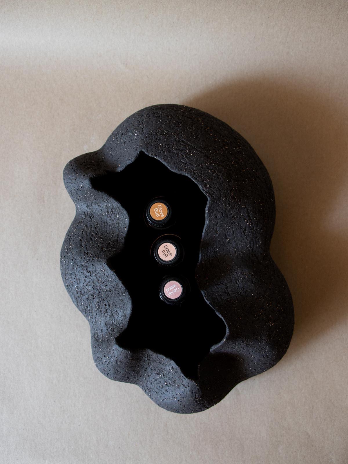 ClaireLune Ištar II scultura nera grès 25 cm pezzo unico