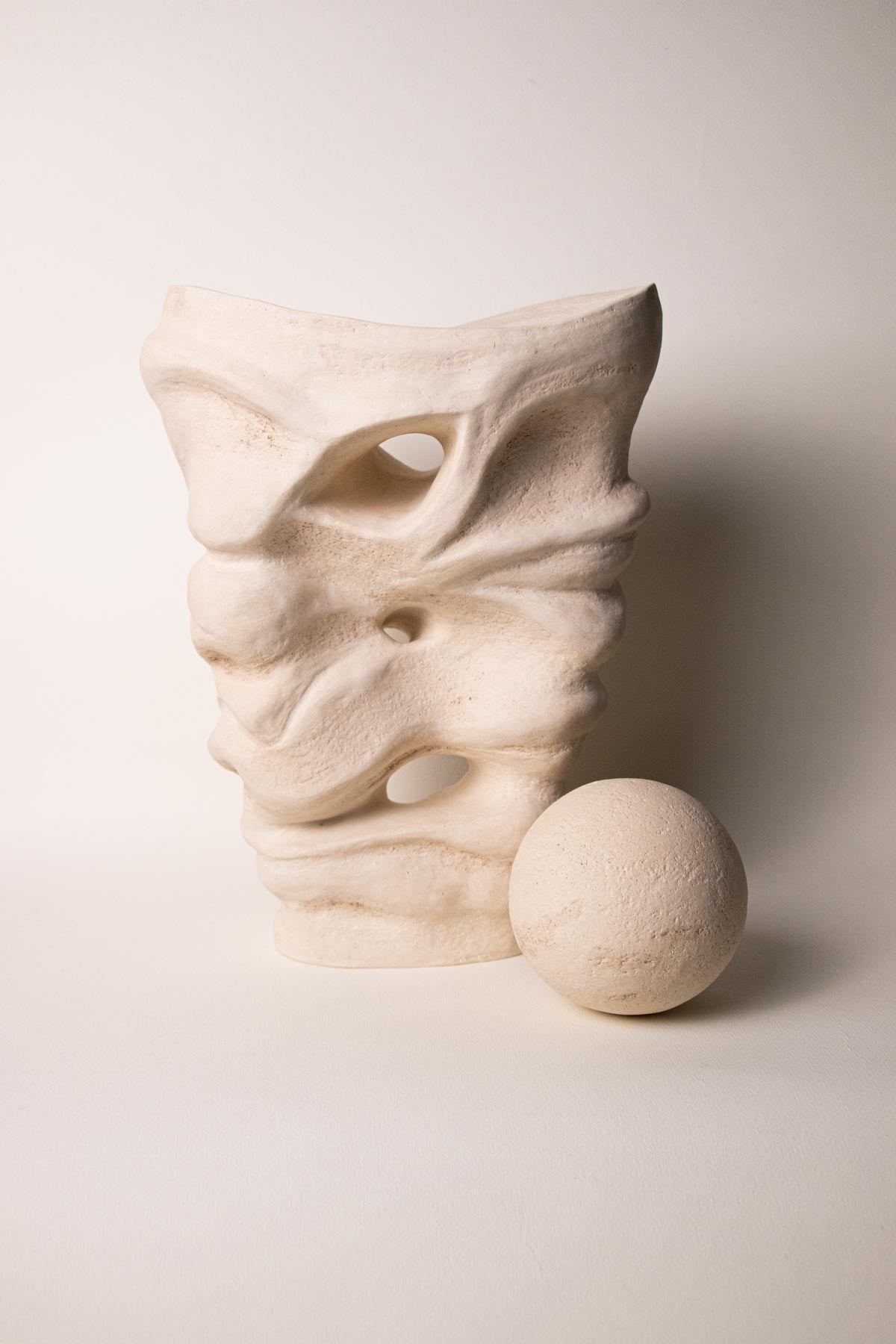 ClaireLune Limen Untitled V scultura gres crema 35 cm pezzo unico