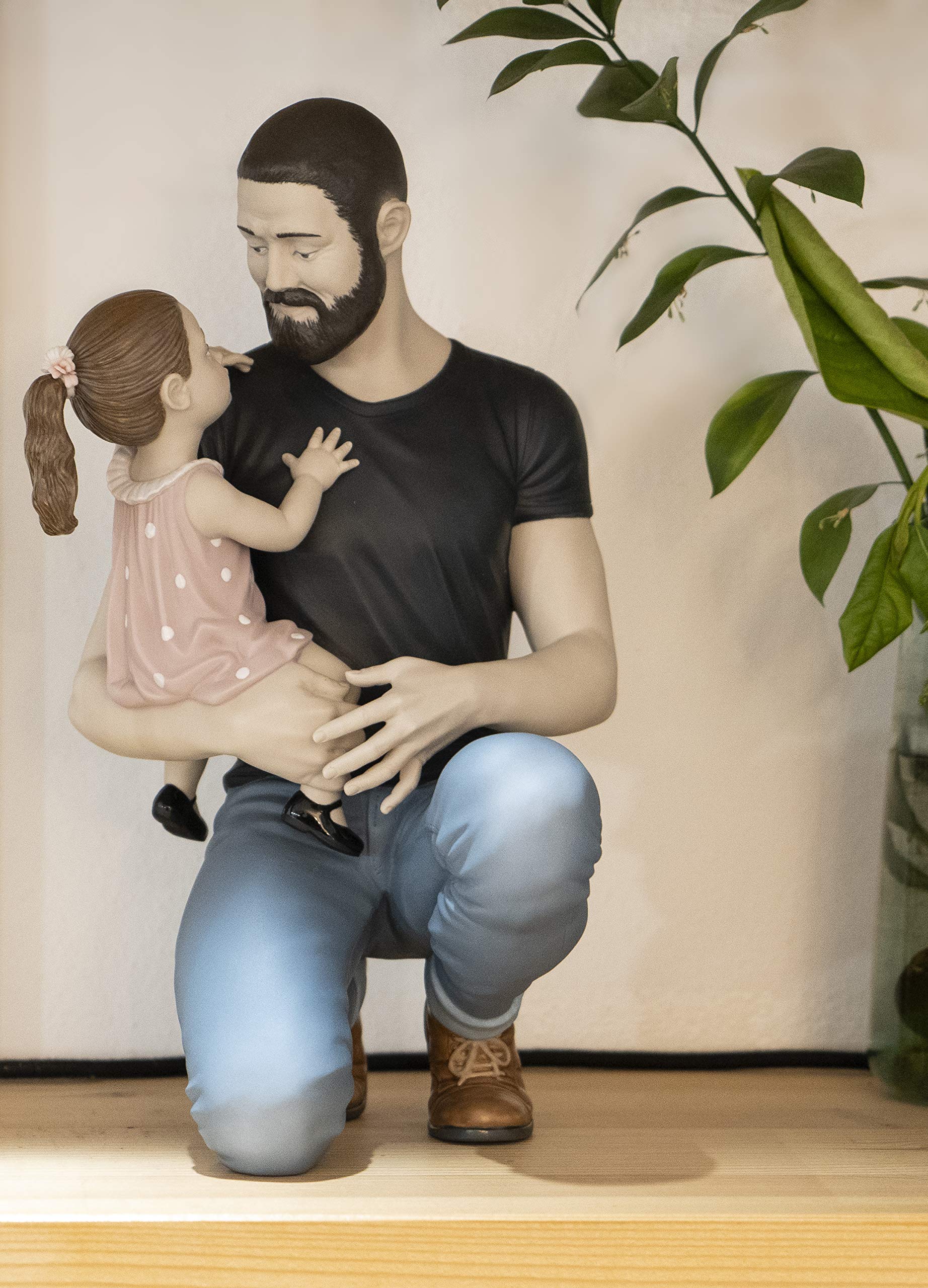 Lladró Tra le Braccia di Papà Scultura in Porcellana