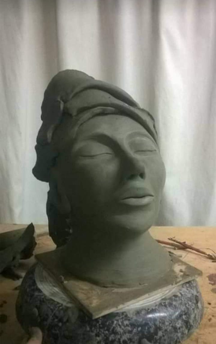 Raffaela Russo volto ceramica scultura contemporanea a mano