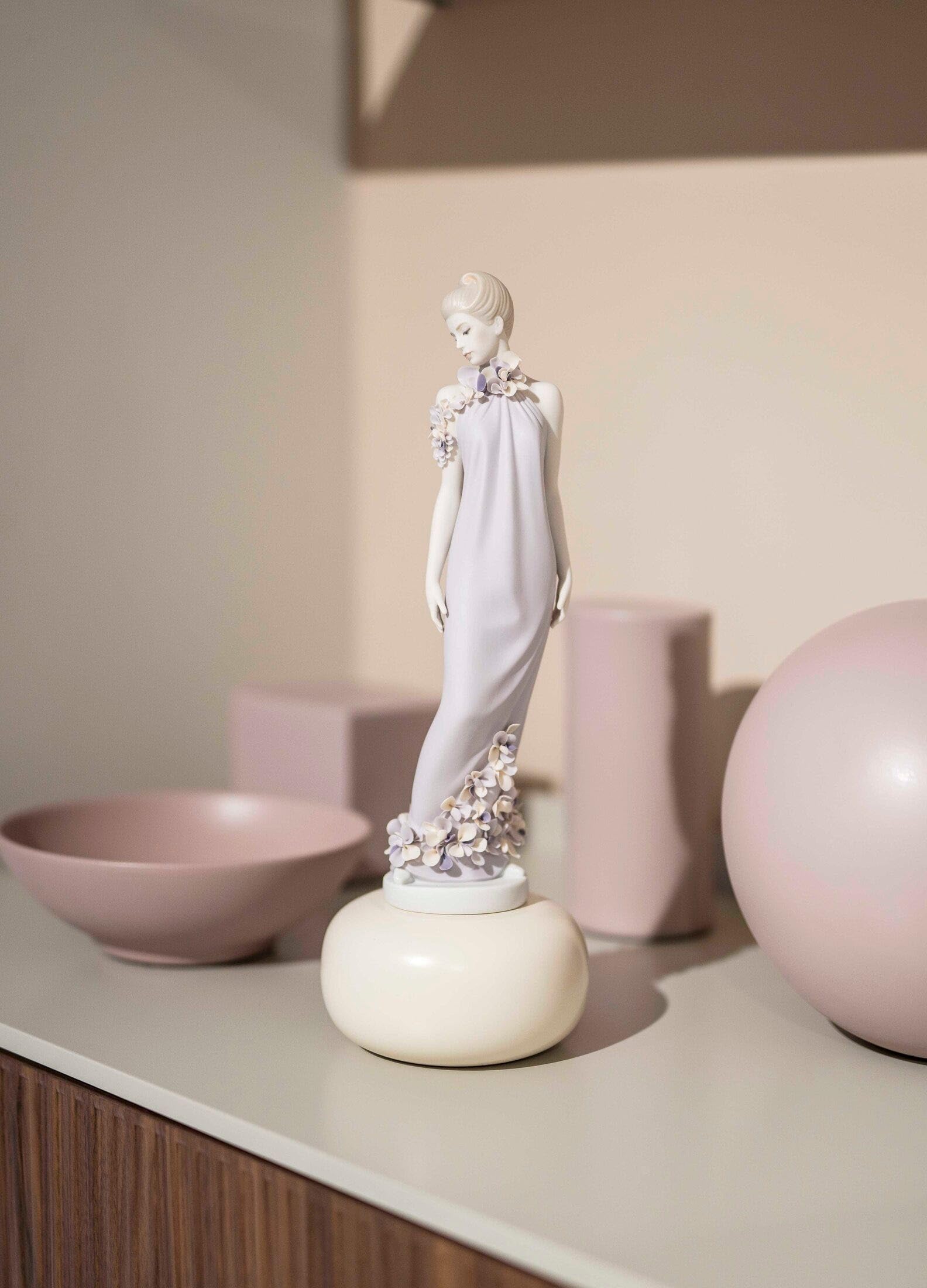Lladró Haute Allure Donna Figura Porcellana Sofisticato