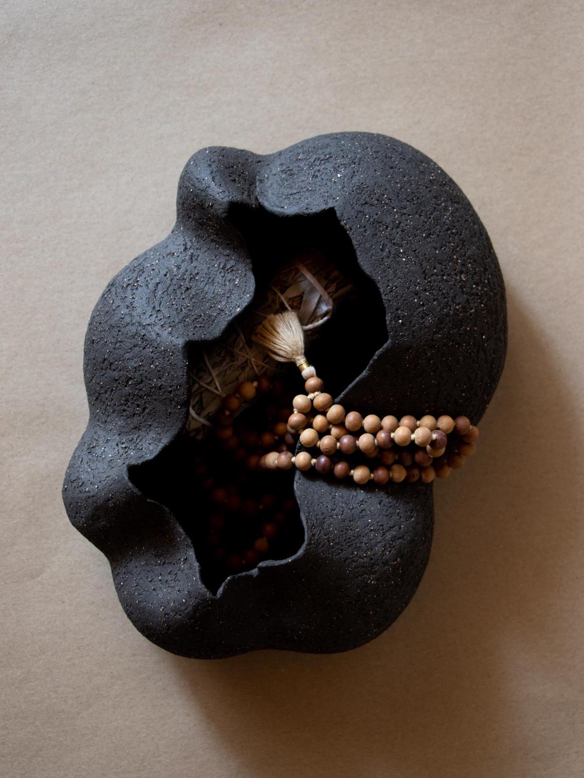 ClaireLune Ištar II scultura nera grès 25 cm pezzo unico