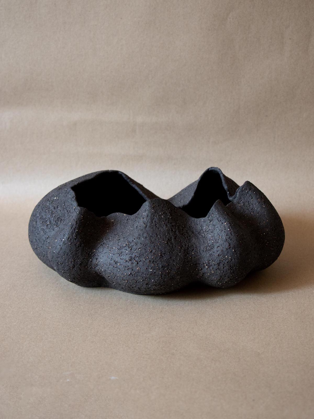 ClaireLune Ištar II scultura nera grès 25 cm pezzo unico
