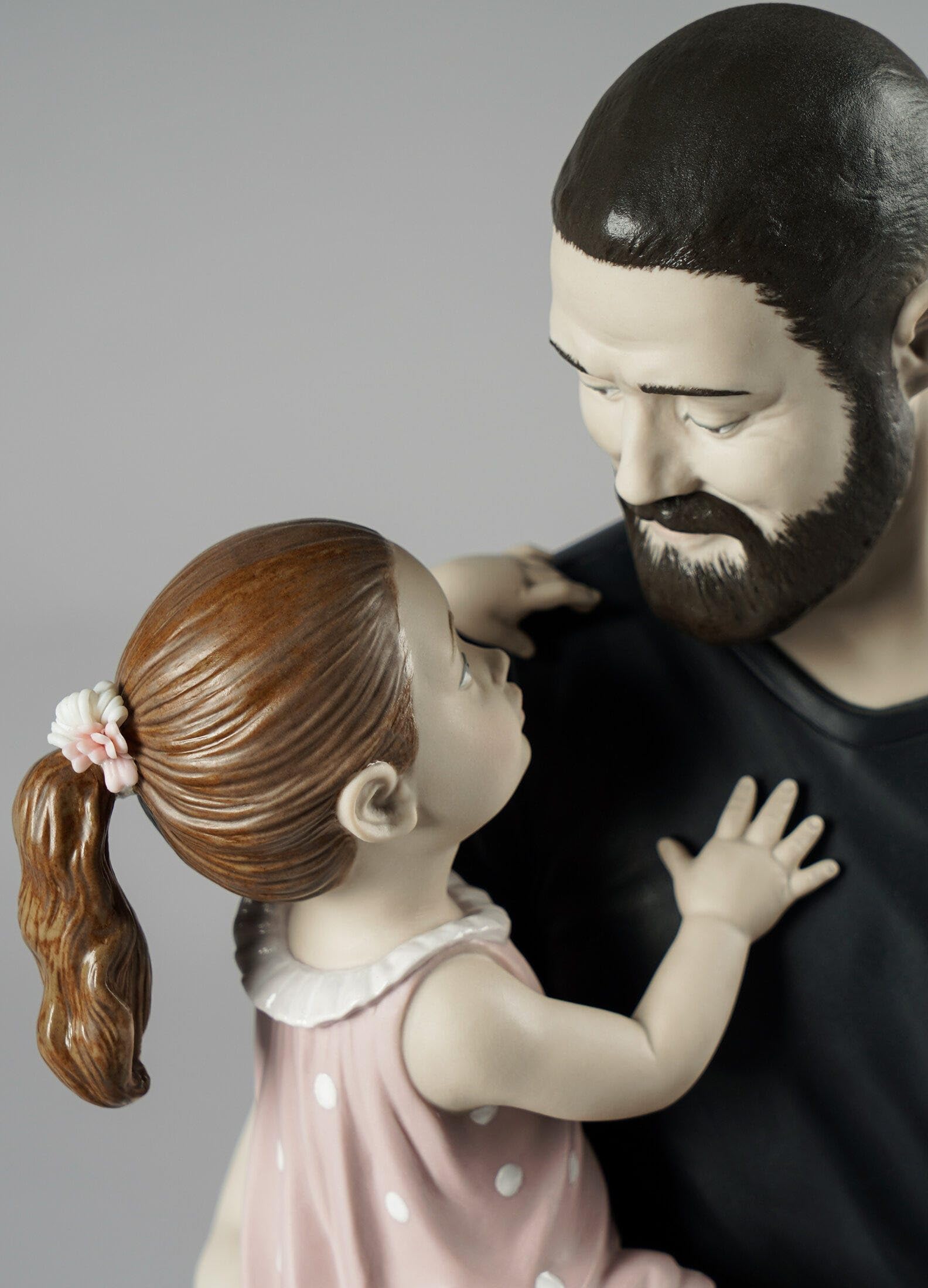 Lladró Tra le Braccia di Papà Scultura in Porcellana