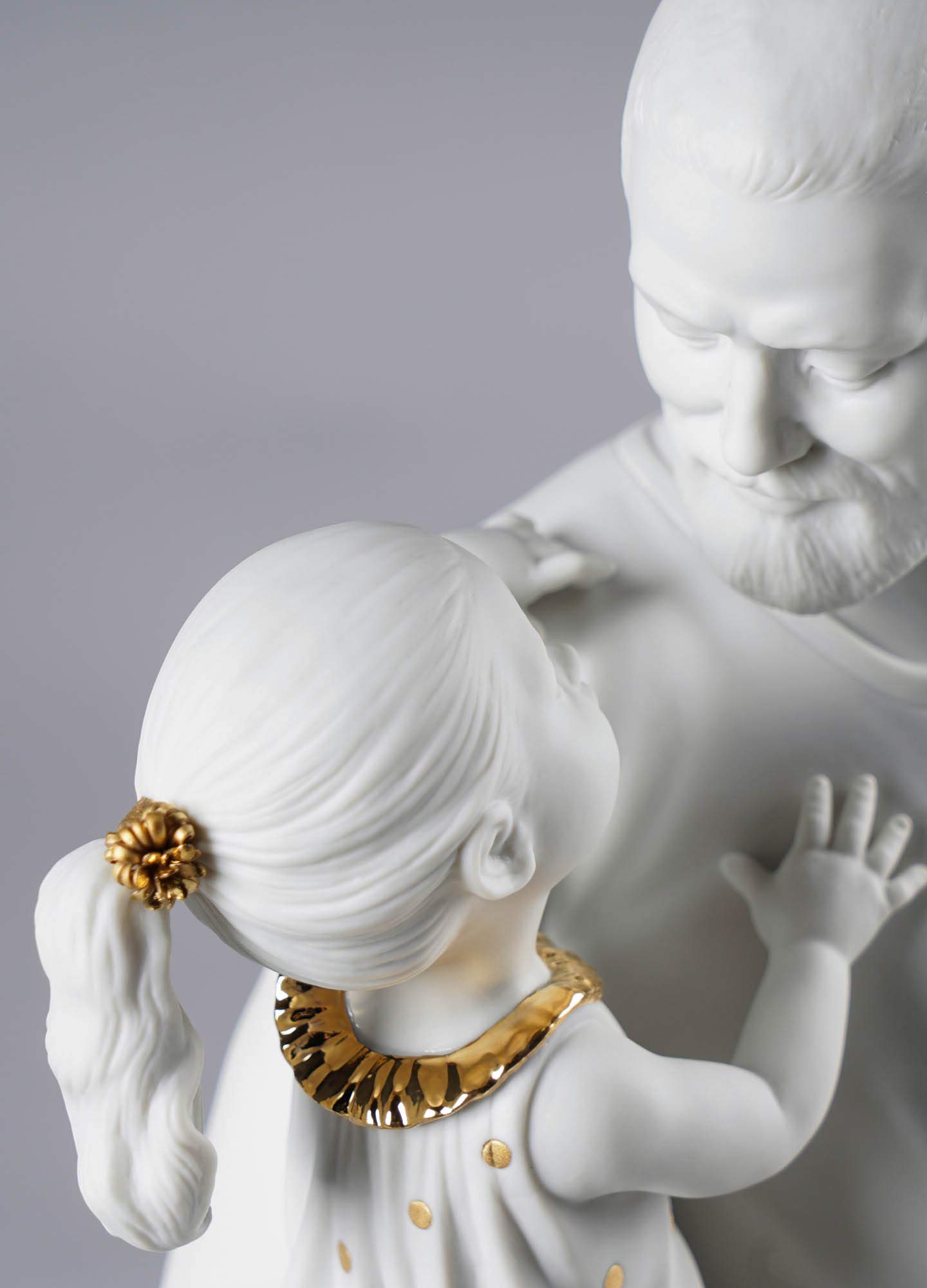 Lladró Tra le Braccia di Papà Scultura Bianco e Oro