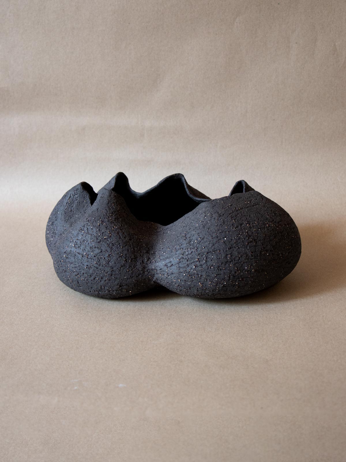 ClaireLune Ištar II scultura nera grès 25 cm pezzo unico