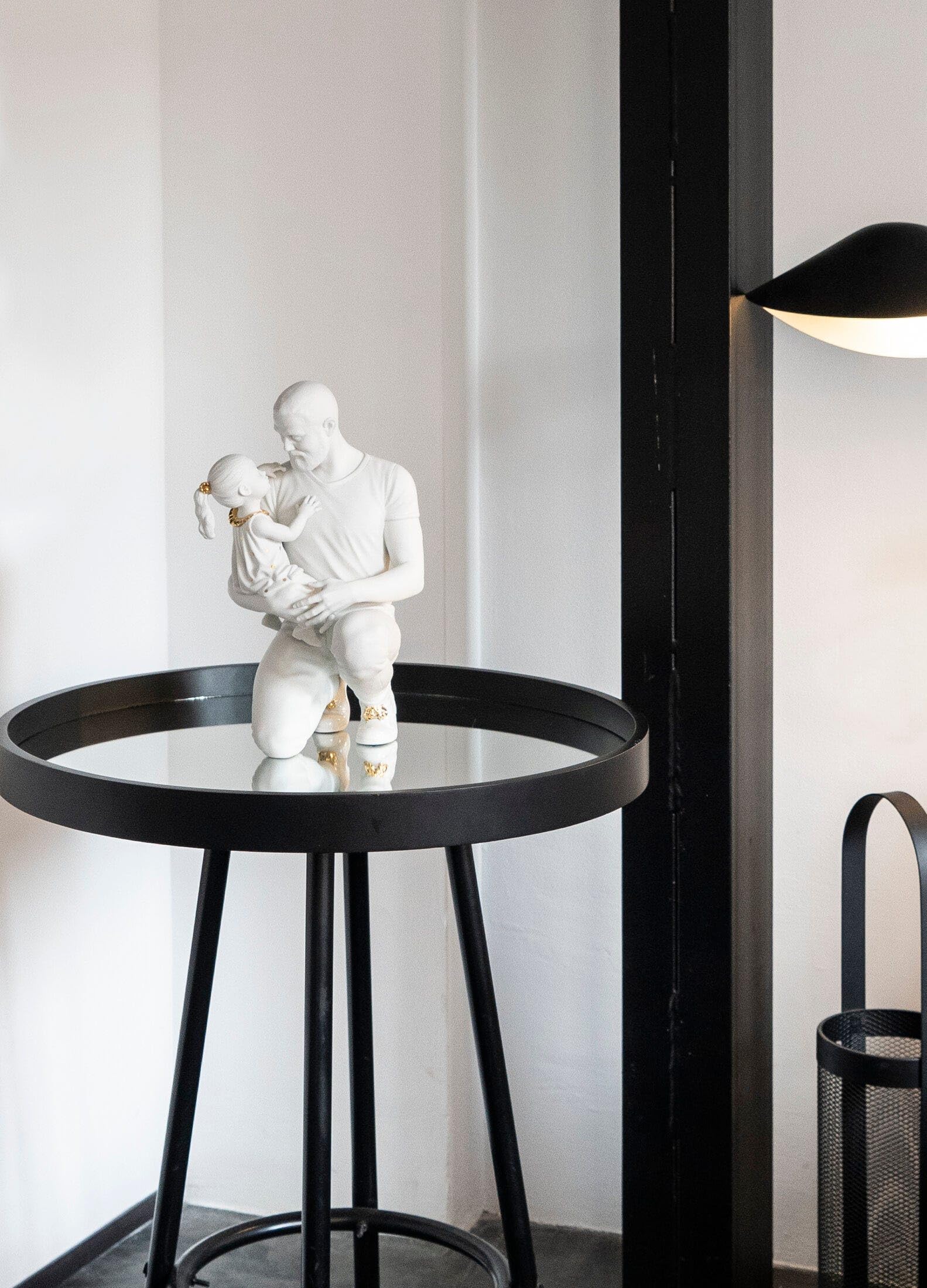 Lladró Tra le Braccia di Papà Scultura Bianco e Oro