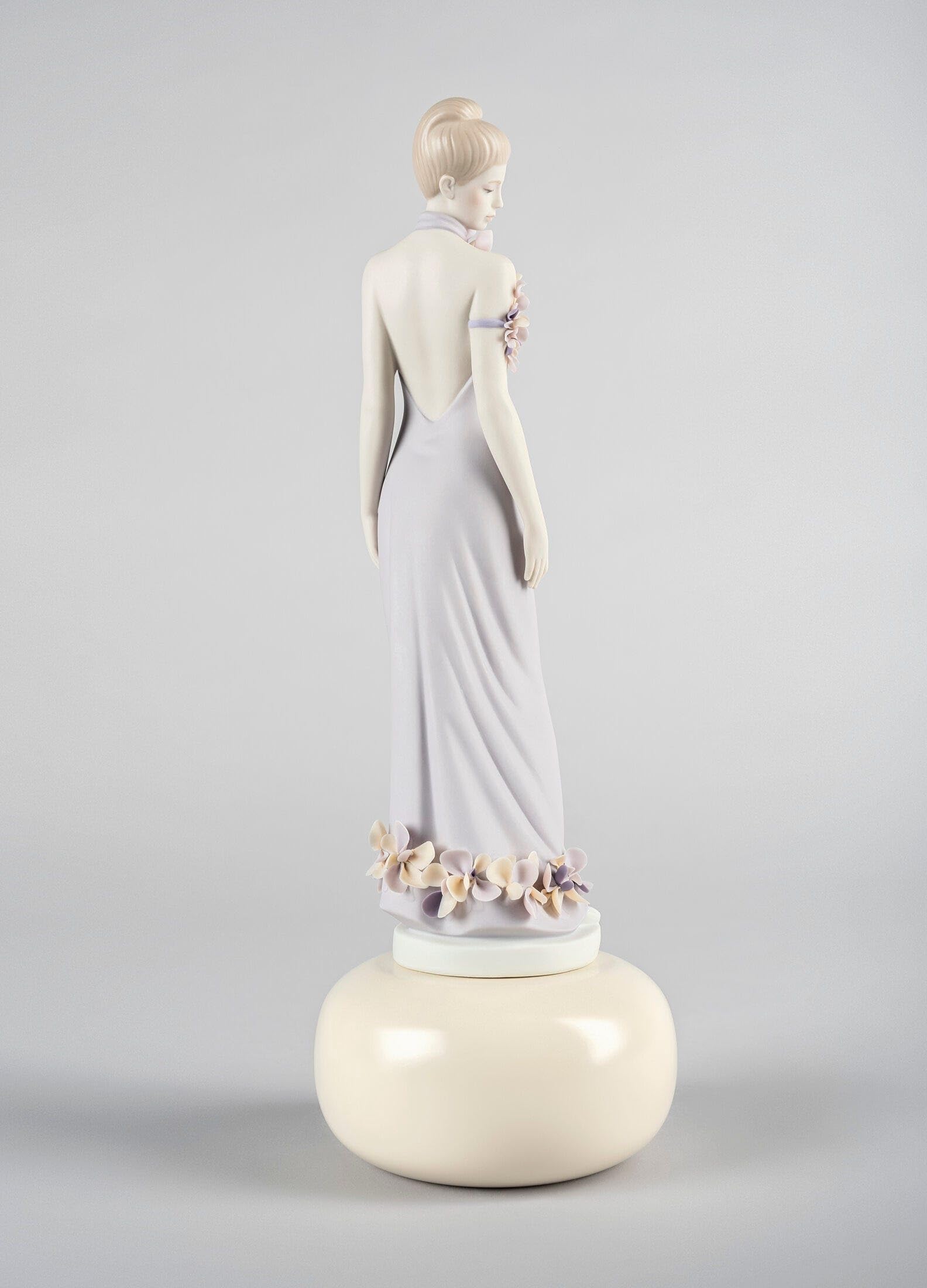 Lladró Haute Allure Donna Figura Porcellana Sofisticato