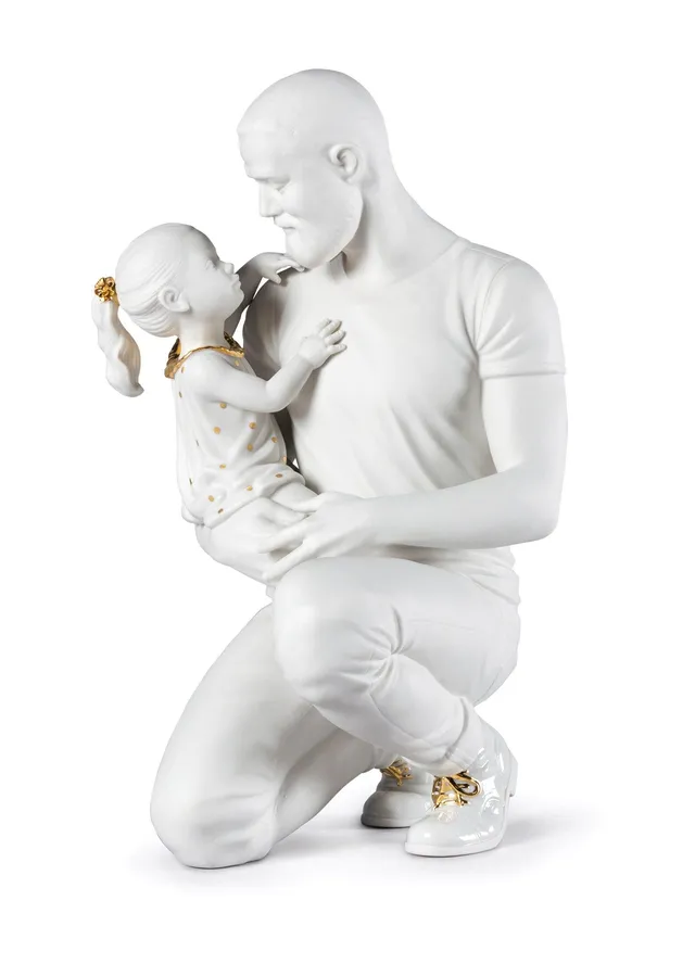 Lladró Tra le Braccia di Papà Scultura Bianco e Oro