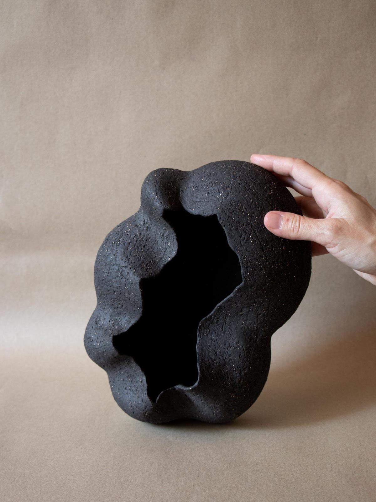 ClaireLune Ištar II scultura nera grès 25 cm pezzo unico