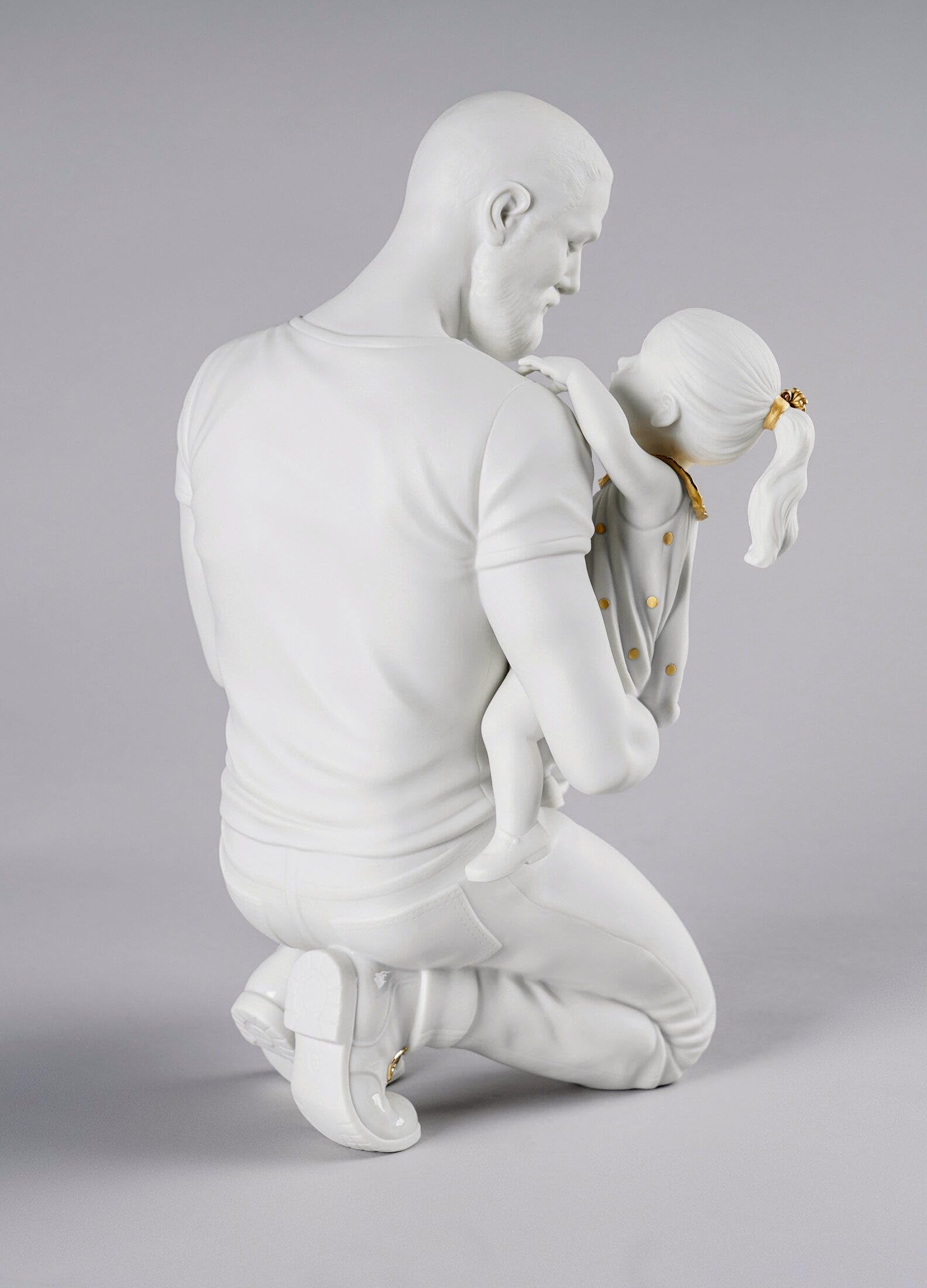 Lladró Tra le Braccia di Papà Scultura Bianco e Oro