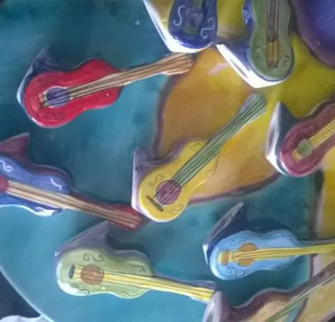 Raffaela Russo Bomboniere Chitarra in ceramica dipinta mano