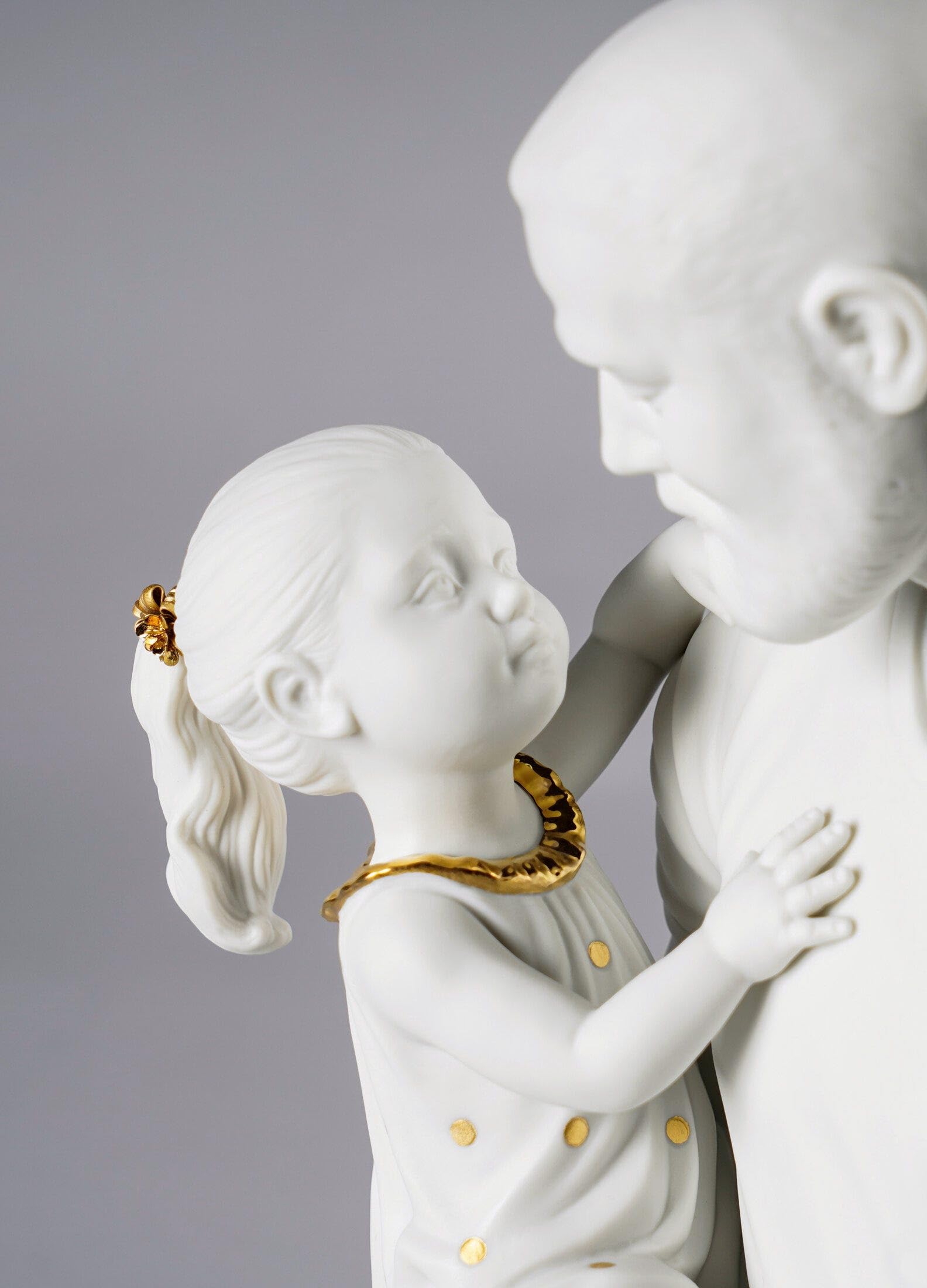 Lladró Tra le Braccia di Papà Scultura Bianco e Oro