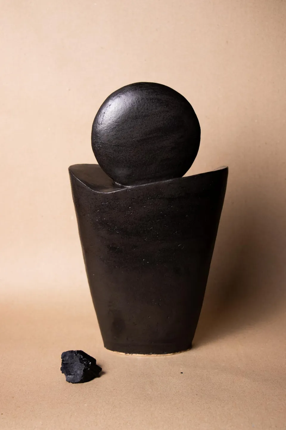 ClaireLune Luna Nuova II scultura in grès nero 27,5 cm