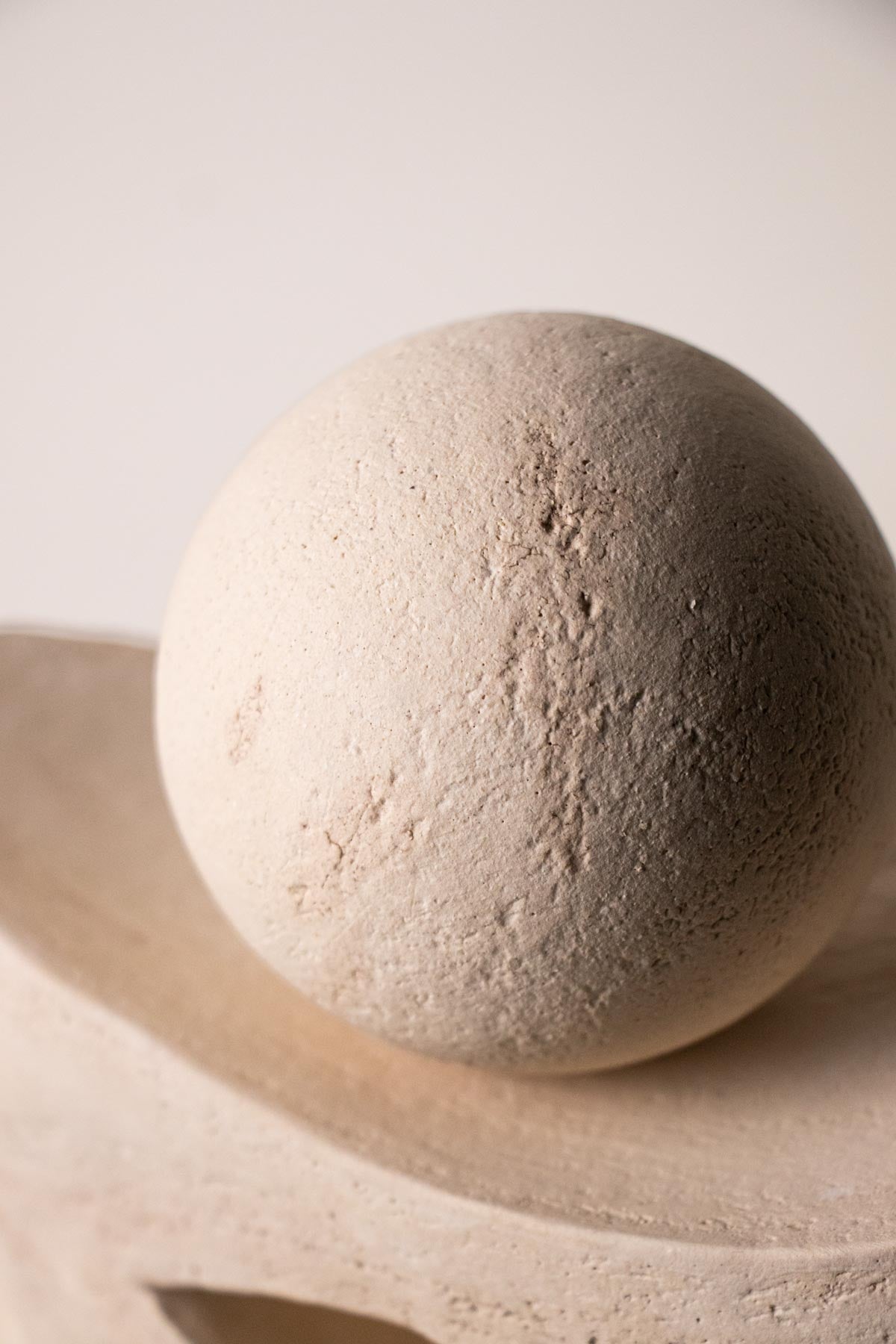 ClaireLune Limen Untitled V scultura gres crema 35 cm pezzo unico