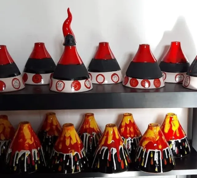 Raffaela Russo Vulcano scultura ceramica dipinta a mano