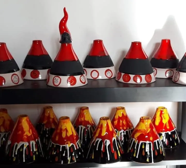 Raffaela Russo Vulcano scultura ceramica dipinta a mano